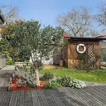 Дом отдыха House With Garden In A Quiet Area Of