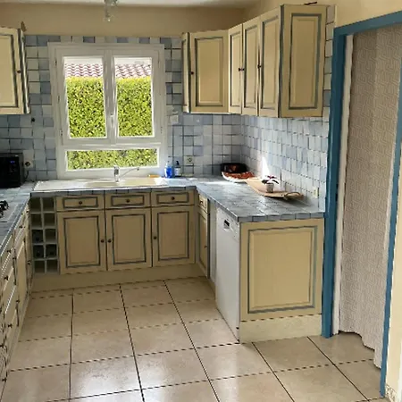 House With Garden In A Quiet Area Of بيت للعطل