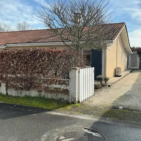 بيت للعطل House With Garden In A Quiet Area Of *
