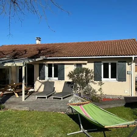House With Garden In A Quiet Area Of بيت للعطل